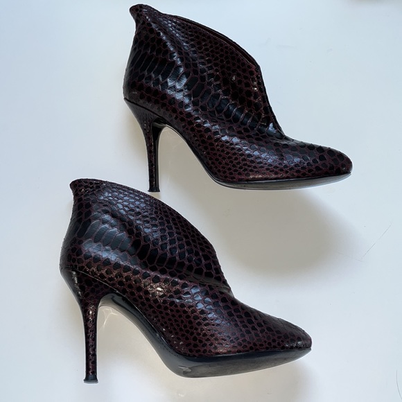 VINCE CAMUTO Caden‎ Embossed Dress Shooties - Picture 1 of 9